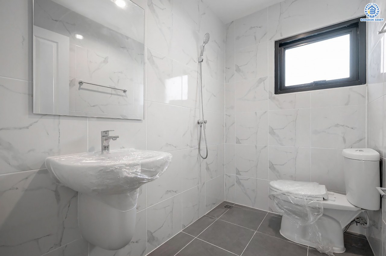 บ้านมือสองตกแต่งใหม่ คุณภาพแบรนด์ LH โครงการ ชลลดา บางบัวทอง เนื้อที่ 83 ตร.ว. ตกแต่งหรูหรา ฟังก์ชันจัดเต็ม 5 ห้องนอน 3 ห้องน้ำ จอดรถได้ 2 คัน พร้อม Facilities ครบ! บนทำเลคุณภาพ เชื่อมต่อได้หลายเส้นทาง ใกล้เซ็นทรัลเวสต์เกต และรถไฟฟ้า "สถานีบางพลู"